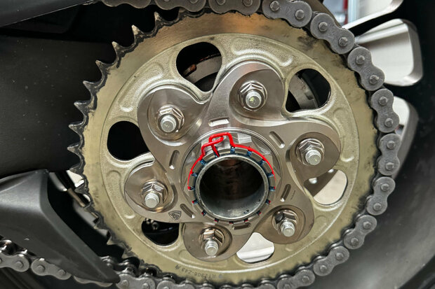 CNC Racing Achtertandwiel moerenset (6 st.) titanium voor Ducati